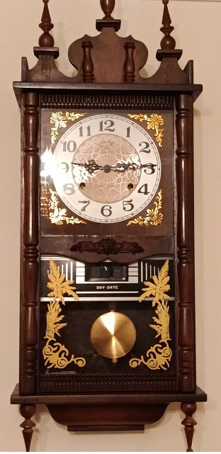ساعت دیواری تمیز